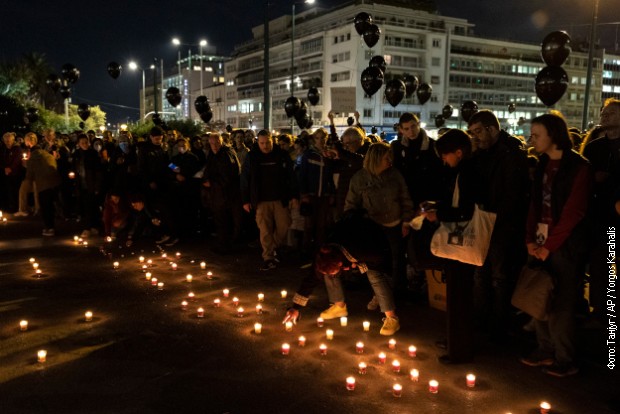 Okupljeni pale sveće u znak sećanja na stradale