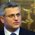 Влада касни са применом економских мера