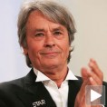 Ален Делон пева на фестивалу диско музике