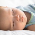 Бебе уче и у сну
