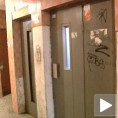Повређено дете у заглављеном лифту