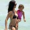 Адријана са ћерком на плажи
