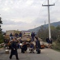 Срби дежурају на барикадама
