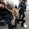 Голим грудима на капитализам