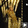 „Божанство“ у сенци средњег прста