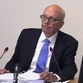 Мердок напушта директорска места