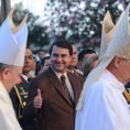 Председник "отео" микрофон бискупу