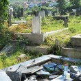 Оскрнављено гробље у Жачу