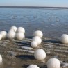 На обали се појавиле ледене кугле