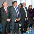 Срби не пристају на укидање институција