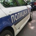 Малолетни пљачкаш претукао продавачицу