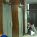 Жена упала у отвор лифта и погинула