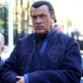 Стивен Сигал промовише руско оружје?