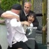 Кидиса оборили на земљу испред хотела