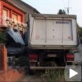 Ириг, камион улетео у кућу