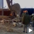 Уз помоћ багера цепају дрва