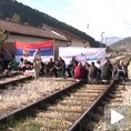 Радници ФАП-а не одустају од блокаде пруге