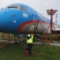 Због јаког ветра слетели у траву