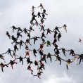 Жене у вертикалној формацији „падале“ с неба 
