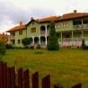 Задња кућа, Србија: Србија - исток на западу