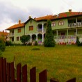Задња кућа, Србија: Србија - исток на западу