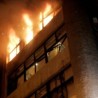 Поштар хватао близанце бачене са запаљене зграде
