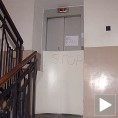 Девојчица пала у окно лифта