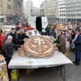 Ломљење божићне чеснице на Теразијама