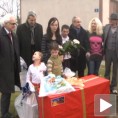 Уручени поклони беби из аутобуса 403