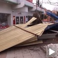 Лимени кров пао на тротоар у Београду