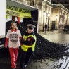 Истоварили угаљ испред Јелисејске палате