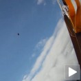 Метеорит замало да удари падобранца!