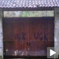 Графити УЧК на капији Високих Дечана