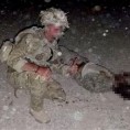 Британски војници позирали крај тела талибана