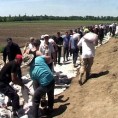 Добровољци ојачавају насип код Дреновца 