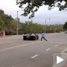 Каменом „отерао“ прегласни „ламборгини“!