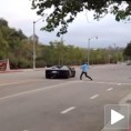 Каменом „отерао“ прегласни „ламборгини“!
