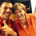 Меркелова (поново) у свлачионици!
