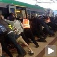 Путници удружено нагнули воз и спасли човека