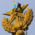 Застава Украјине на небодеру код Кремља