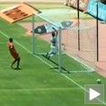 Кад већ није лопта, ући ћу ја у гол!