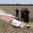 Малезијски авион раскомадан пројектилима