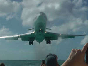 Сагните се, слећемо!