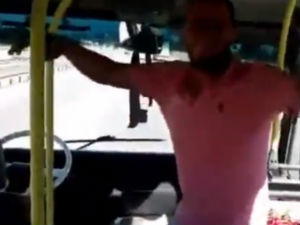 Кад возач буса добије напад... плеса!