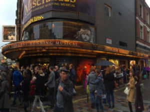 Лондон, евакуација из позоришта због пожара