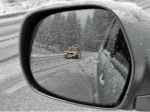 Путеви клизави, возите опрезно!