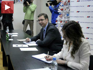 Вучић: Чланови СНС-а да помогну Србији