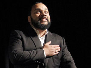 Истрага против контроверзног комичара