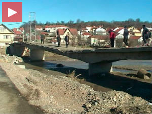 Велика Каменица раздвојена посрнулим мостом