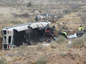 Тексас, тежак судар затворског аутобуса и воза